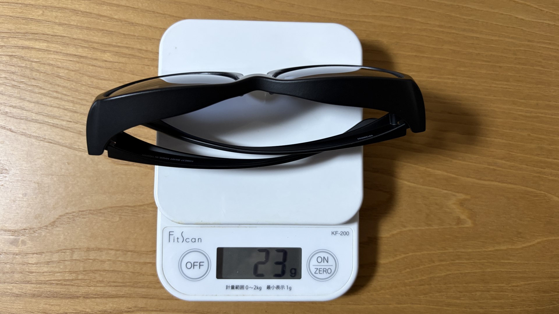 実測23g。普通のサングラス（18g）より5g重い