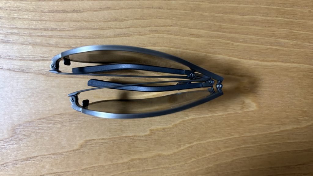 独自の折りたたみ構造で小さくたたんだ状態