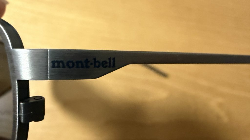 テンプルのmont-bellロゴ。ヘアライン仕上げのチタン