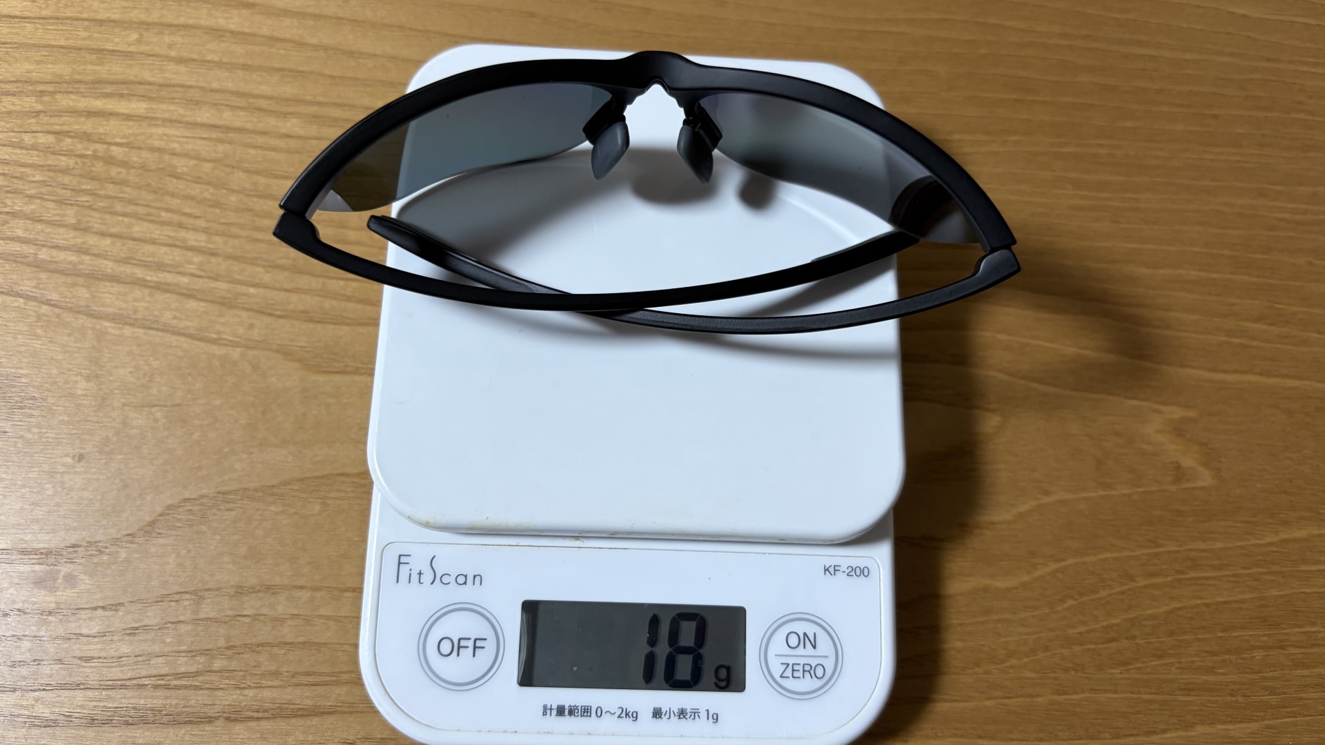 実測18g。20,900円のチタンモデルと同じ数字だった