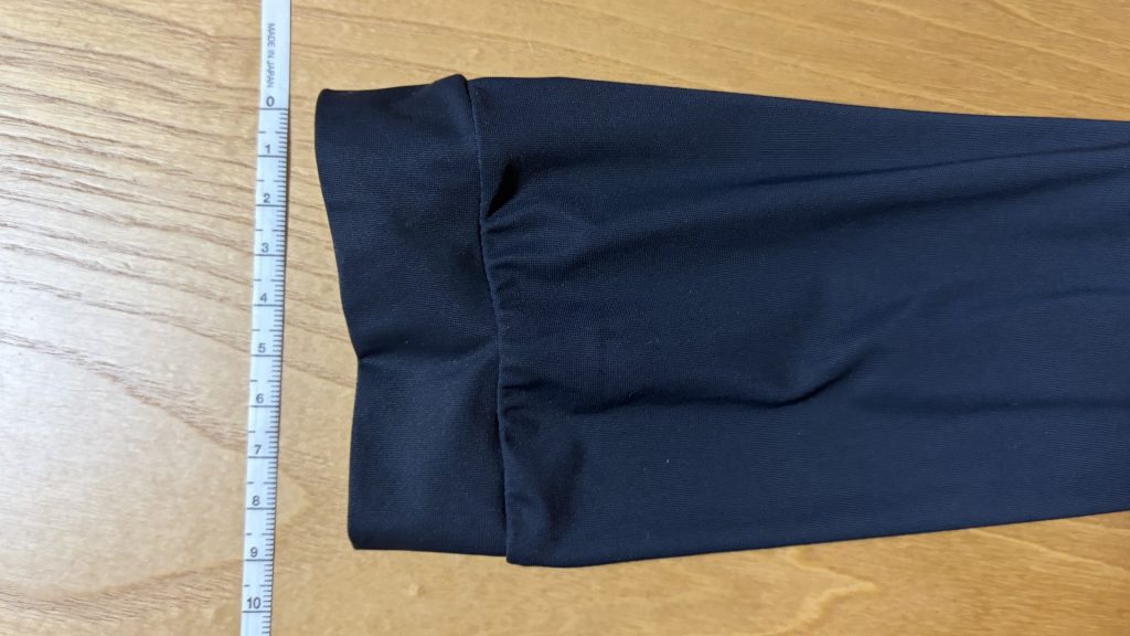 手首側の端部と縫い目