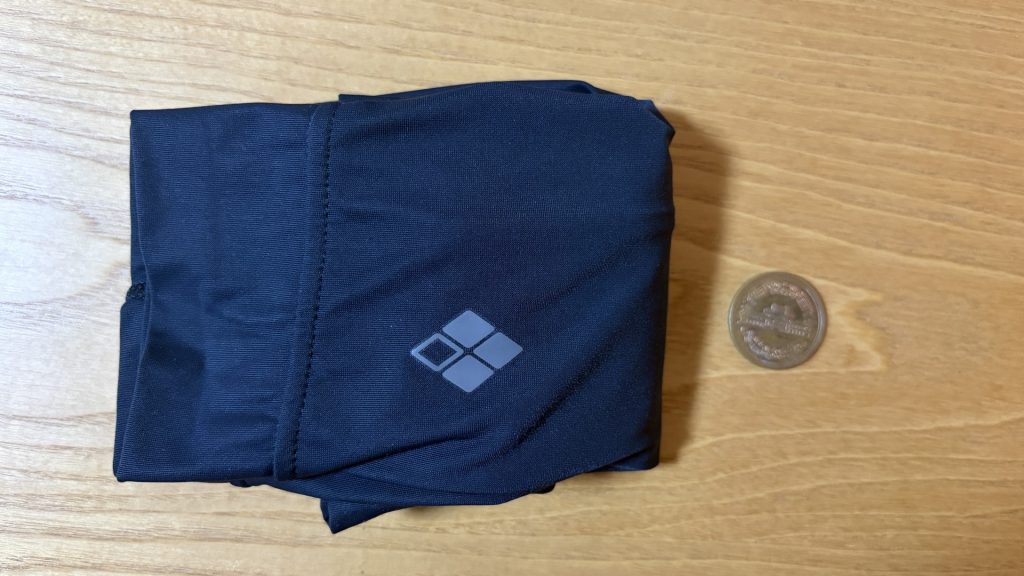 折りたたんだアームカバーと10円玉の大きさ比較